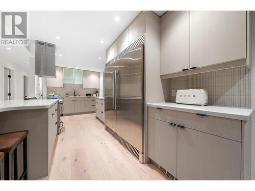 1140 W 17 Street, North Vancouver, BC - Indoor Photo Showing Kitchen