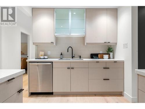 1140 W 17 Street, North Vancouver, BC - Indoor Photo Showing Kitchen