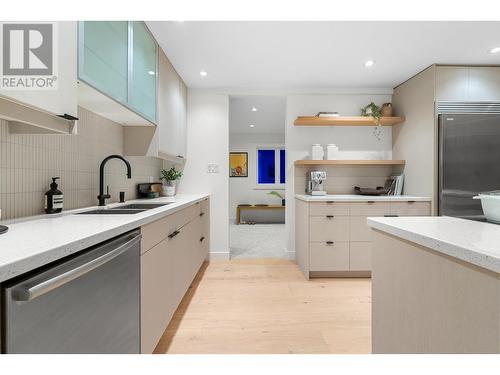 1140 W 17 Street, North Vancouver, BC - Indoor Photo Showing Kitchen