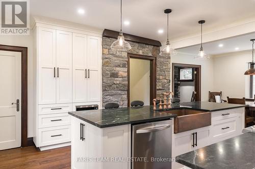 5395 Line 8 N, Oro-Medonte, ON - Indoor Photo Showing Kitchen With Upgraded Kitchen