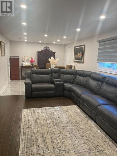 315 Nelson Street, Barrie, ON - Indoor Photo Showing Living Room