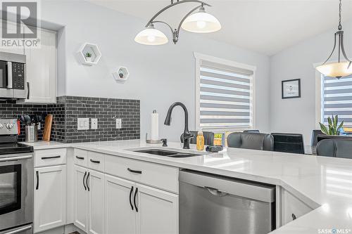 125 Ewles Place, Martensville, SK - Indoor Photo Showing Kitchen With Double Sink With Upgraded Kitchen