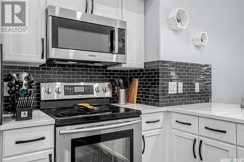 125 Ewles Place, Martensville, SK - Indoor Photo Showing Kitchen With Upgraded Kitchen