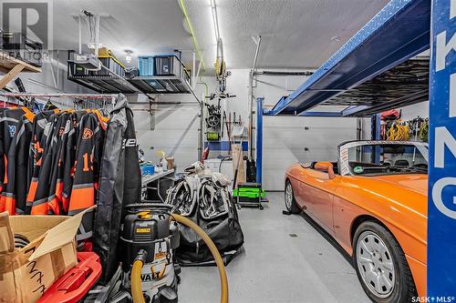 125 Ewles Place, Martensville, SK - Indoor Photo Showing Garage