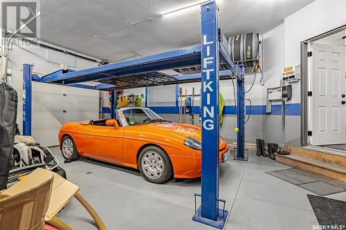 125 Ewles Place, Martensville, SK - Indoor Photo Showing Garage