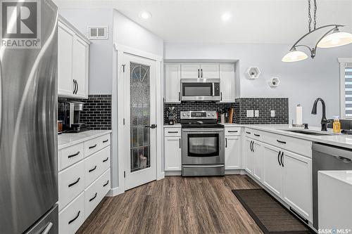 125 Ewles Place, Martensville, SK - Indoor Photo Showing Kitchen With Stainless Steel Kitchen With Upgraded Kitchen