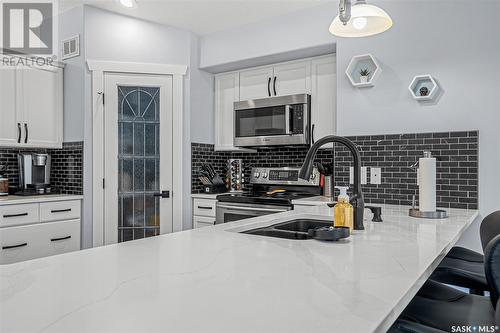 125 Ewles Place, Martensville, SK - Indoor Photo Showing Kitchen With Double Sink With Upgraded Kitchen