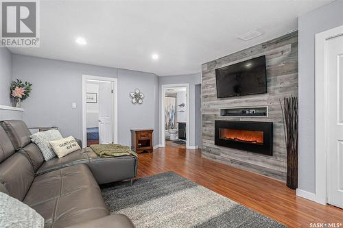 407 Armstrong Crescent, Saskatoon, SK - Indoor Photo Showing Living Room With Fireplace