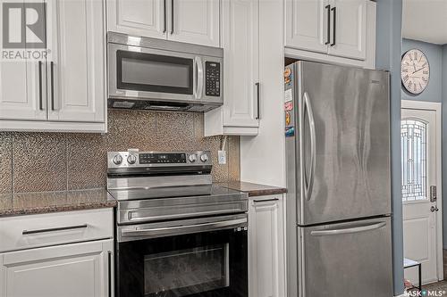 407 Armstrong Crescent, Saskatoon, SK - Indoor Photo Showing Kitchen