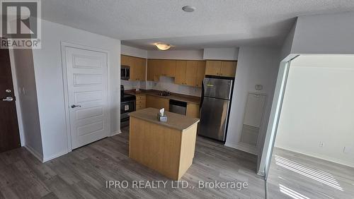 1805 - 215 Queen Street E, Brampton, ON - Indoor Photo Showing Kitchen