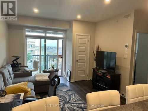 604 - 610 Farmstead Drive, Milton, ON - Indoor Photo Showing Living Room