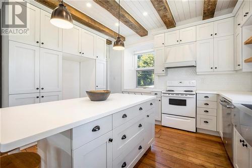 Kitchen island - 538 Clear Lake Road, Elgin, ON - Indoor Photo Showing Kitchen