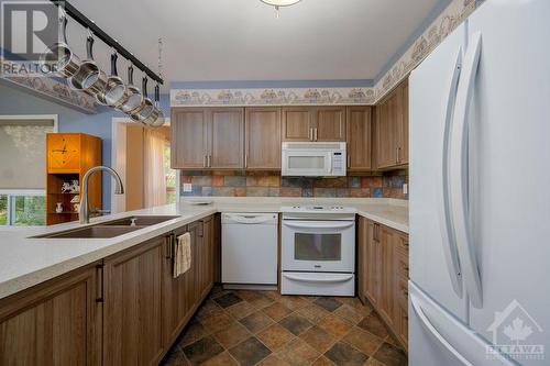 58 Allenby Road, Ottawa, ON - Indoor Photo Showing Kitchen With Double Sink