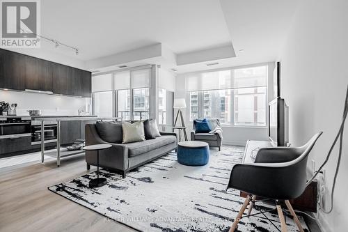 415 - 158 Front Street E, Toronto, ON - Indoor Photo Showing Living Room