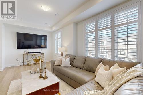 3360 Thunderbird Promenade, Pickering, ON - Indoor Photo Showing Living Room