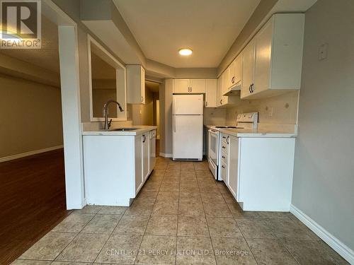 66 Tincomb Crescent, Whitby, ON - Indoor Photo Showing Kitchen