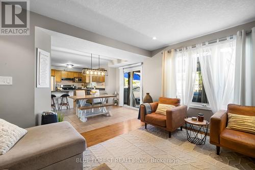 8 Meadowvale Drive, St. Thomas, ON - Indoor Photo Showing Living Room