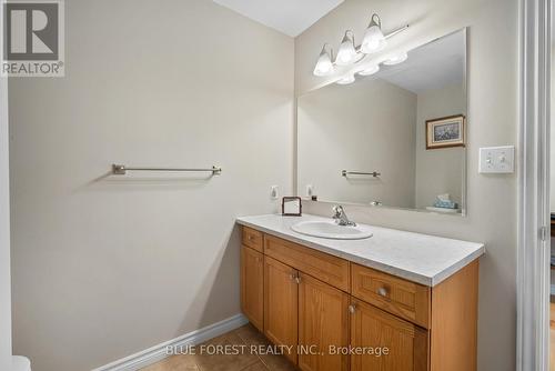 534 Sales Drive, Woodstock, ON - Indoor Photo Showing Bathroom