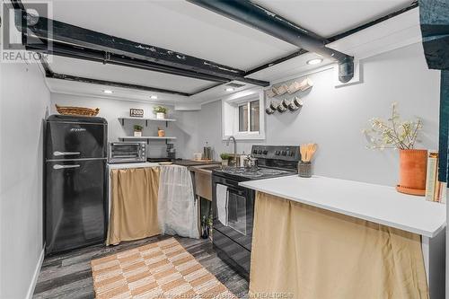 422 Moy Avenue, Windsor, ON - Indoor Photo Showing Kitchen