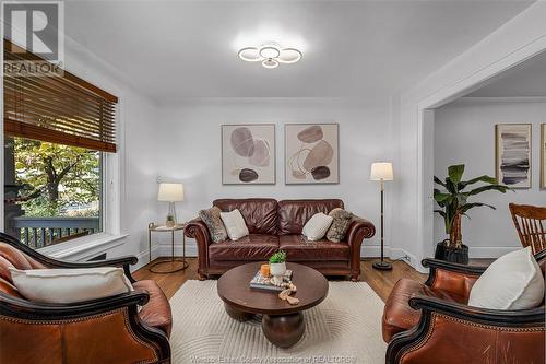 422 Moy Avenue, Windsor, ON - Indoor Photo Showing Living Room