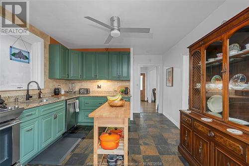 422 Moy Avenue, Windsor, ON - Indoor Photo Showing Kitchen