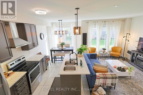 7814 Hackberry Trail, Niagara Falls, ON - Indoor Photo Showing Kitchen With Double Sink