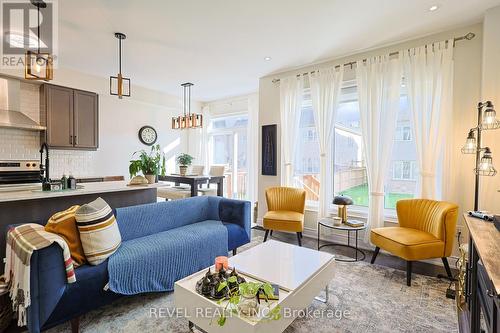 7814 Hackberry Trail, Niagara Falls, ON - Indoor Photo Showing Living Room