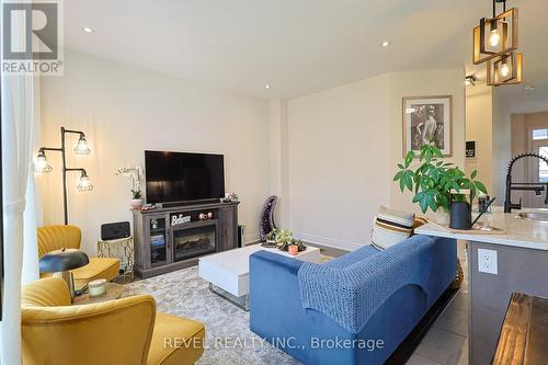 7814 Hackberry Trail, Niagara Falls, ON - Indoor Photo Showing Living Room