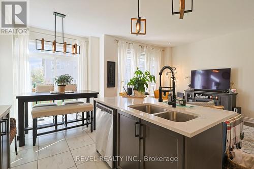 7814 Hackberry Trail, Niagara Falls, ON - Indoor Photo Showing Kitchen With Double Sink