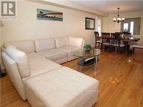 105 Brightsview Drive, Richmond Hill, ON - Indoor Photo Showing Living Room