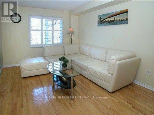 105 Brightsview Drive, Richmond Hill, ON - Indoor Photo Showing Living Room