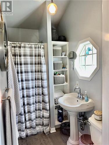 236 Sydney Street, Cornwall, ON - Indoor Photo Showing Bathroom