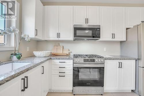 206 Cubitt Street, Clearview, ON - Indoor Photo Showing Kitchen With Upgraded Kitchen