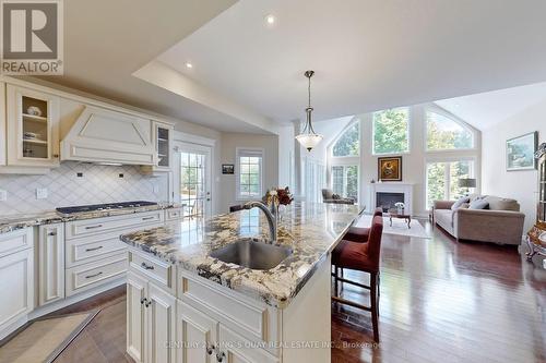 5 - 3 Reddington Drive, Caledon, ON - Indoor Photo Showing Kitchen With Fireplace With Upgraded Kitchen