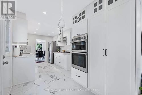 145 East Avenue, Toronto, ON - Indoor Photo Showing Kitchen