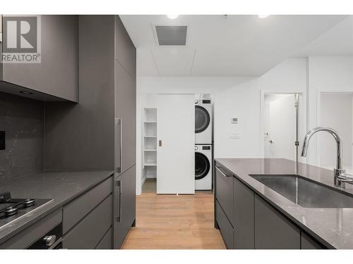 1807 2181 Madison Avenue, Burnaby, BC - Indoor Photo Showing Kitchen