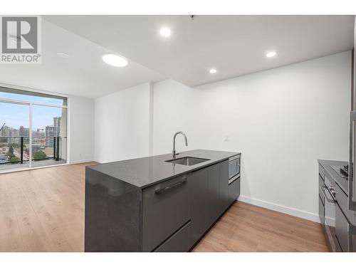 1807 2181 Madison Avenue, Burnaby, BC - Indoor Photo Showing Kitchen