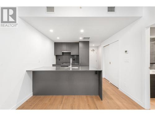 1807 2181 Madison Avenue, Burnaby, BC - Indoor Photo Showing Kitchen