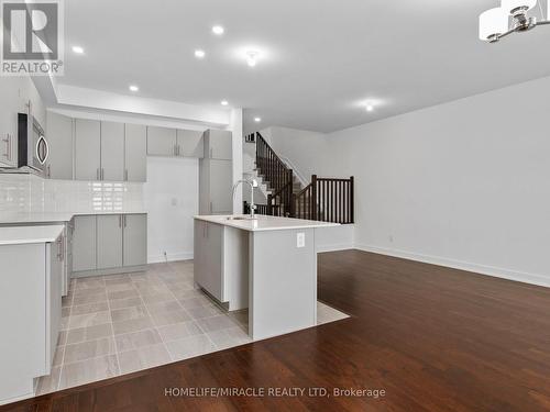 321 Makobe Lane E, Ottawa, ON - Indoor Photo Showing Kitchen