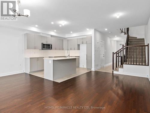 321 Makobe Lane E, Ottawa, ON - Indoor Photo Showing Kitchen