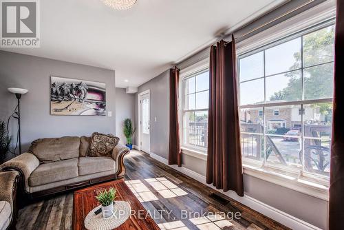 70 Stanley Street, Cambridge, ON - Indoor Photo Showing Living Room