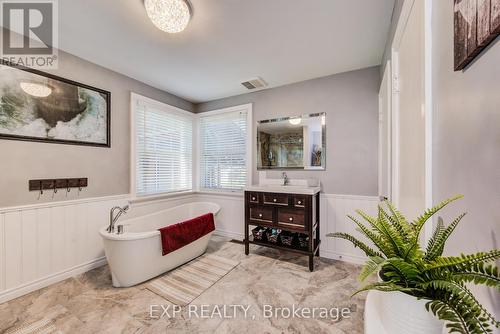 70 Stanley Street, Cambridge, ON - Indoor Photo Showing Bathroom