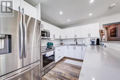 70 Stanley Street, Cambridge, ON - Indoor Photo Showing Kitchen With Upgraded Kitchen