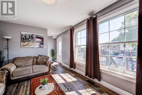 70 Stanley Street, Cambridge, ON - Indoor Photo Showing Living Room