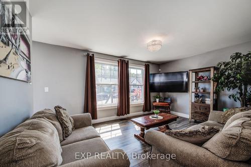 70 Stanley Street, Cambridge, ON - Indoor Photo Showing Living Room