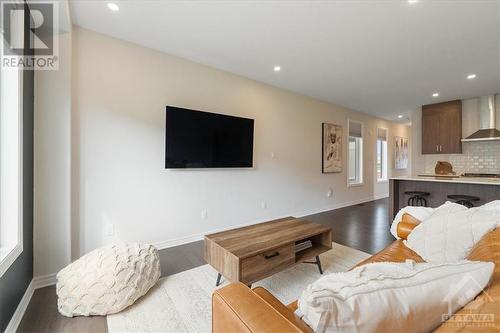 1060 Kijik Crescent, Ottawa, ON - Indoor Photo Showing Living Room