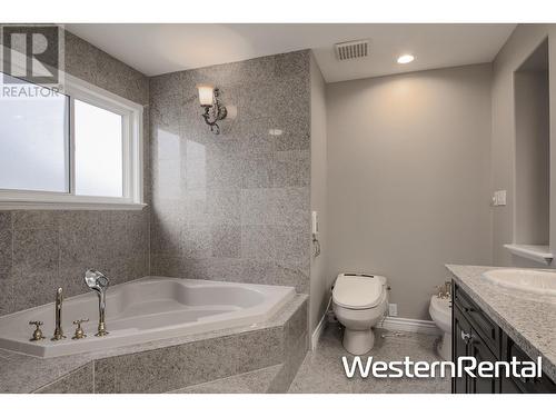 24** W 18Th Avenue, Vancouver, BC - Indoor Photo Showing Bathroom