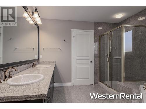 24** W 18Th Avenue, Vancouver, BC - Indoor Photo Showing Bathroom