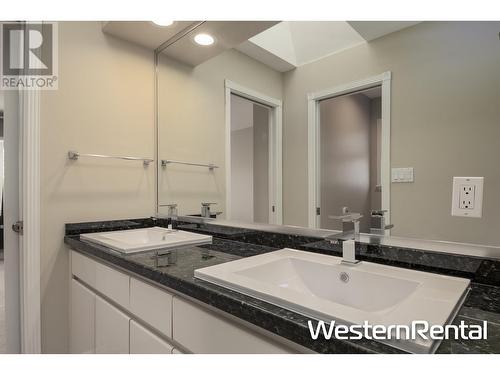 24** W 18Th Avenue, Vancouver, BC - Indoor Photo Showing Bathroom