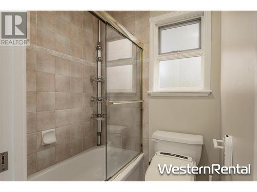 24** W 18Th Avenue, Vancouver, BC - Indoor Photo Showing Bathroom